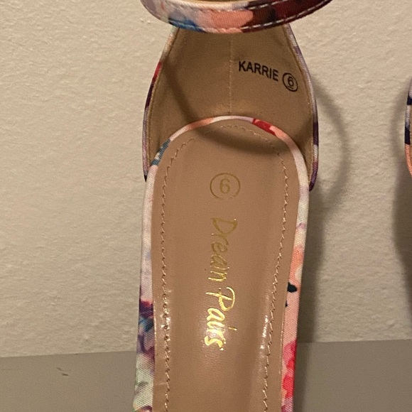 Dream Pairs Floral Heels Size 6 - Picture 2 of 4